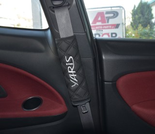 Δερμάτινα Προστατευτικά Μαξιλαράκια Ζώνης - Toyota Yaris, Μαύρο Χρώμα με Ασημί Κεντήματα – Φωτογραφία από auto-parts.gr